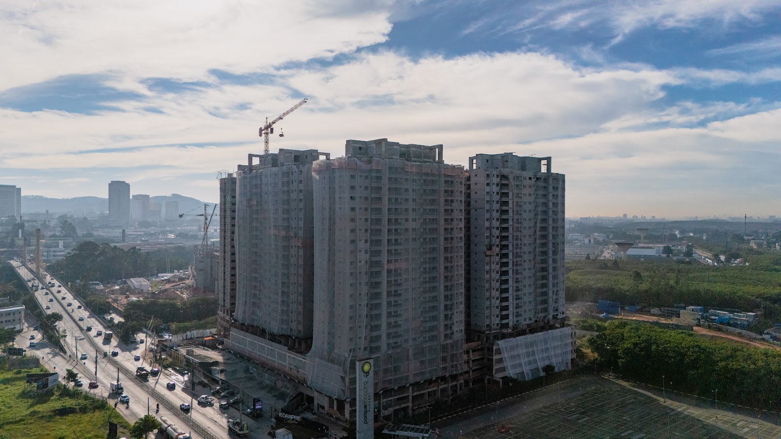 Foto aérea real das obras do Alpha Park View